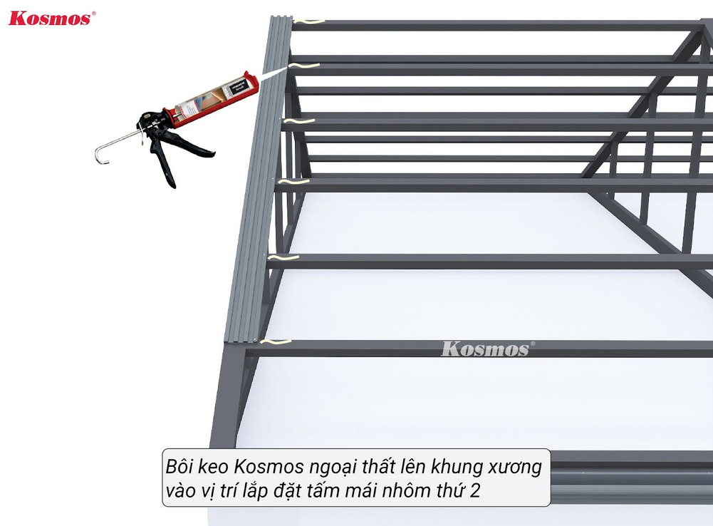 Bôi keo Kosmos ngoại thất lên khung xương vào vị trí lắp đặt tấm mái nhôm thứ 2