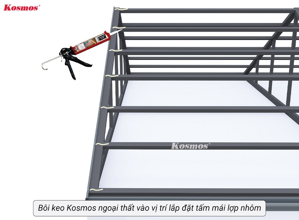 Bôi keo Kosmos ngoại thất vào khung xương tại vị trí sẽ lắp đặt tấm mái lợp nhôm đầu tiên