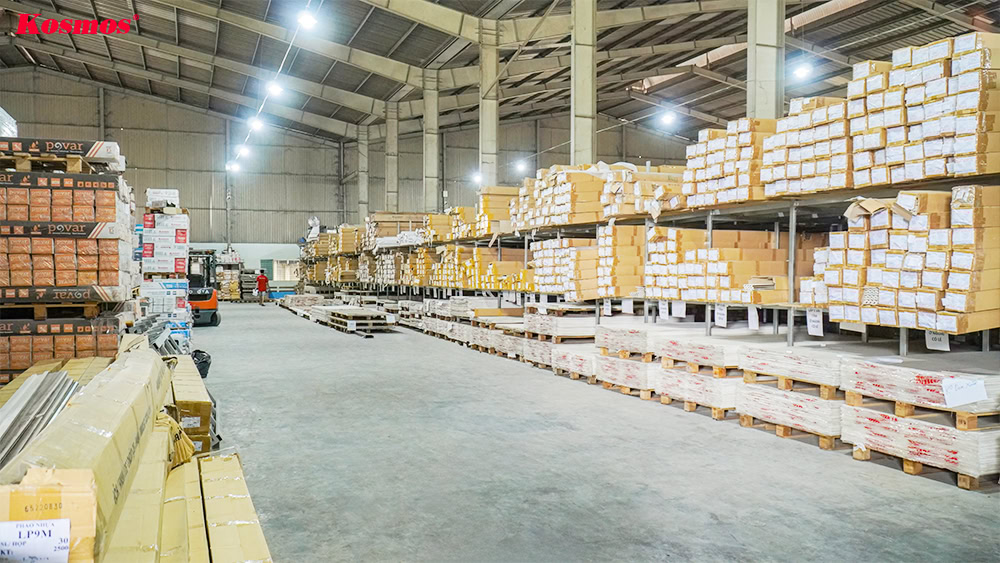 Không gian kho vật liệu rộng rãi của Kosmos, đảm bảo nguồn cung ổn định và chất lượng