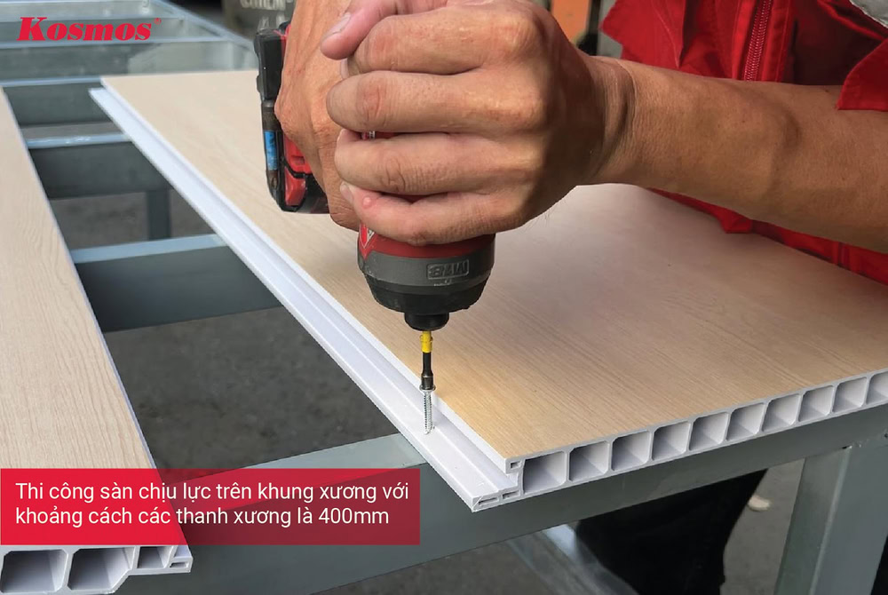 Lắp đặt tấm nhựa chịu lực với khoảng cách giữa 2 thanh xương ≤400mm