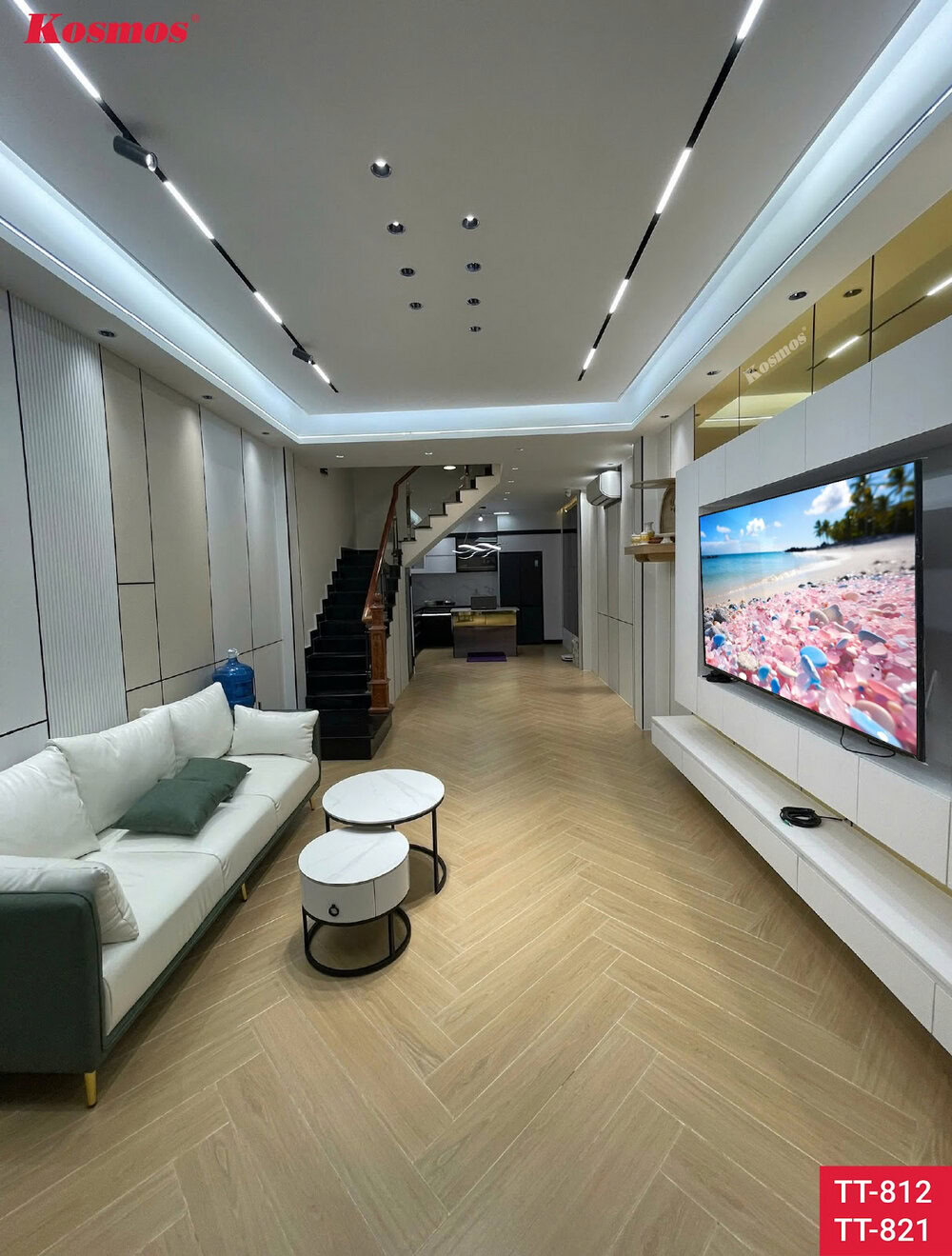 Phòng khách sử dụng tấm than tre tráng gương ốp vách tivi