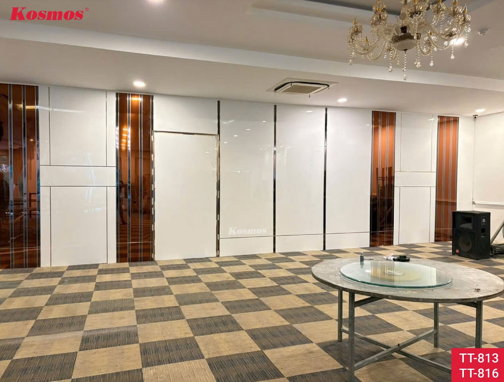 Thiết kế vách tường phòng khách trang trí bằng tấm than tre tráng gương