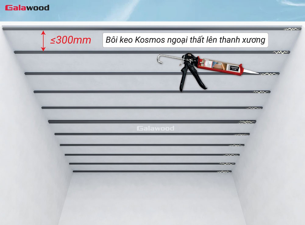 Bôi keo vào khung xương khi thi công lam sóng nhựa asa trên trần