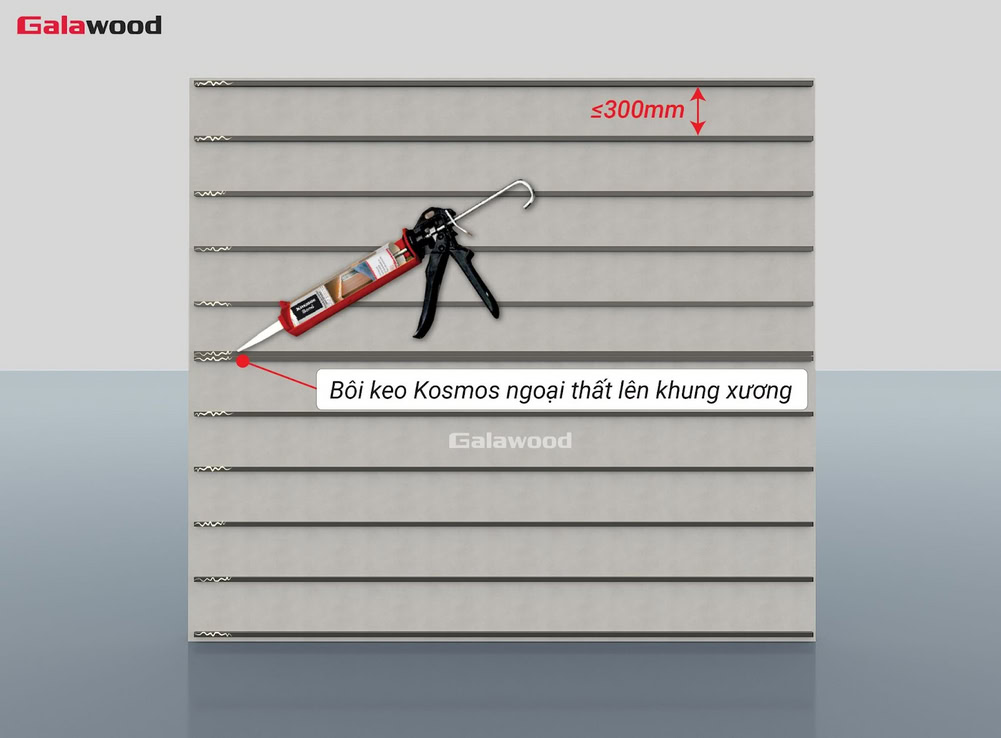 Bôi keo vào khung xương nằm ngang khi thi công lam sóng nhựa asa nằm dọc