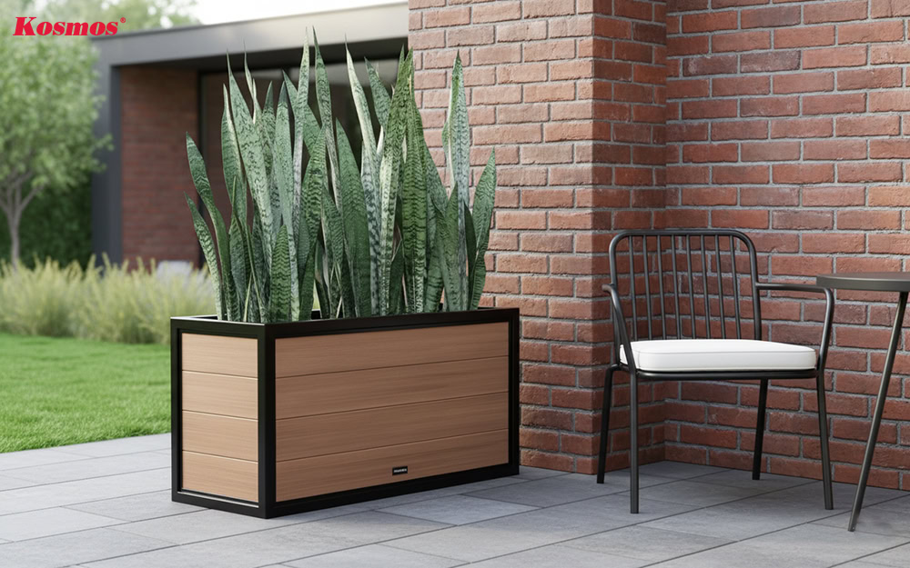 Chậu hoa gỗ nhựa trong nhà (chậu làm từ bột gỗ và nhựa PVC). Người dùng thường đặt chậu ở hành lang, phòng bếp, phòng học, phòng khách, cầu thang, cửa ra vào,…