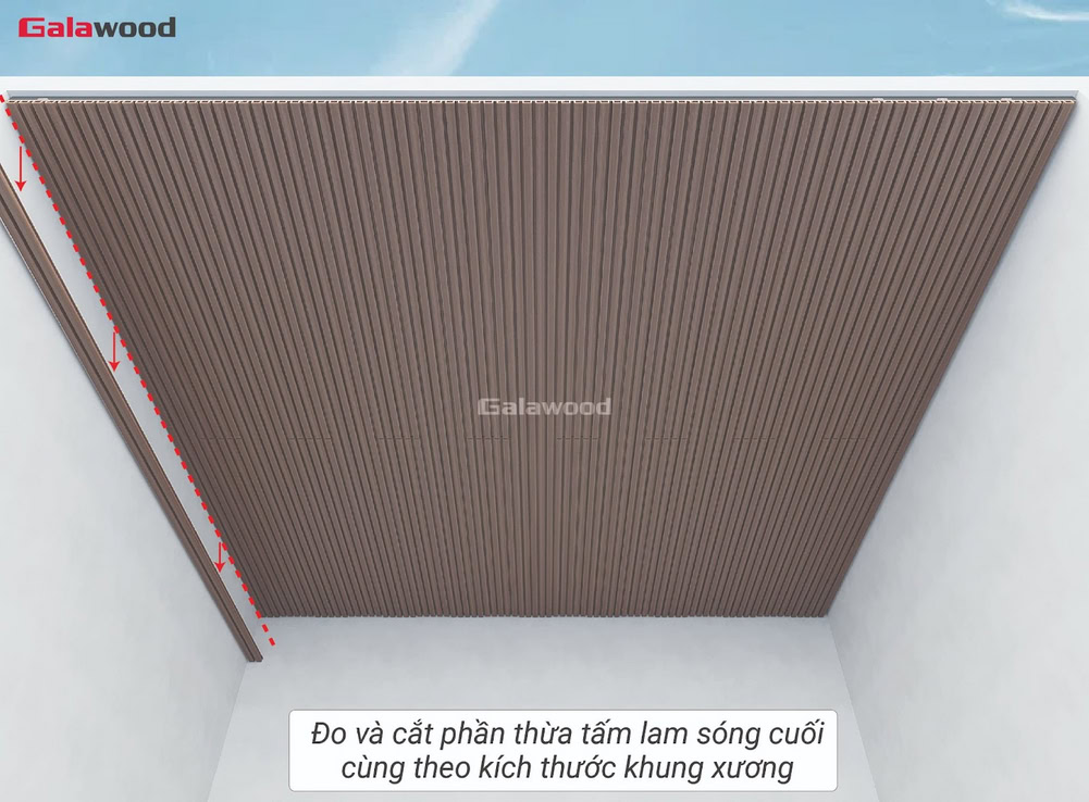 Đo và cắt phần thừa tấm lam 5 sóng cuối theo kích thước khung xương