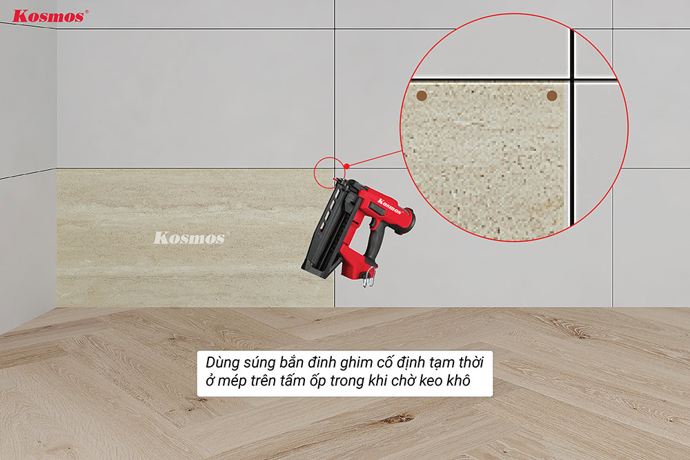 Dùng súng bắn đinh cố định tạm thời ở mép trên tấm ốp Dùng súng bắn đinh cố định tạm thời ở mép trên tấm ốp