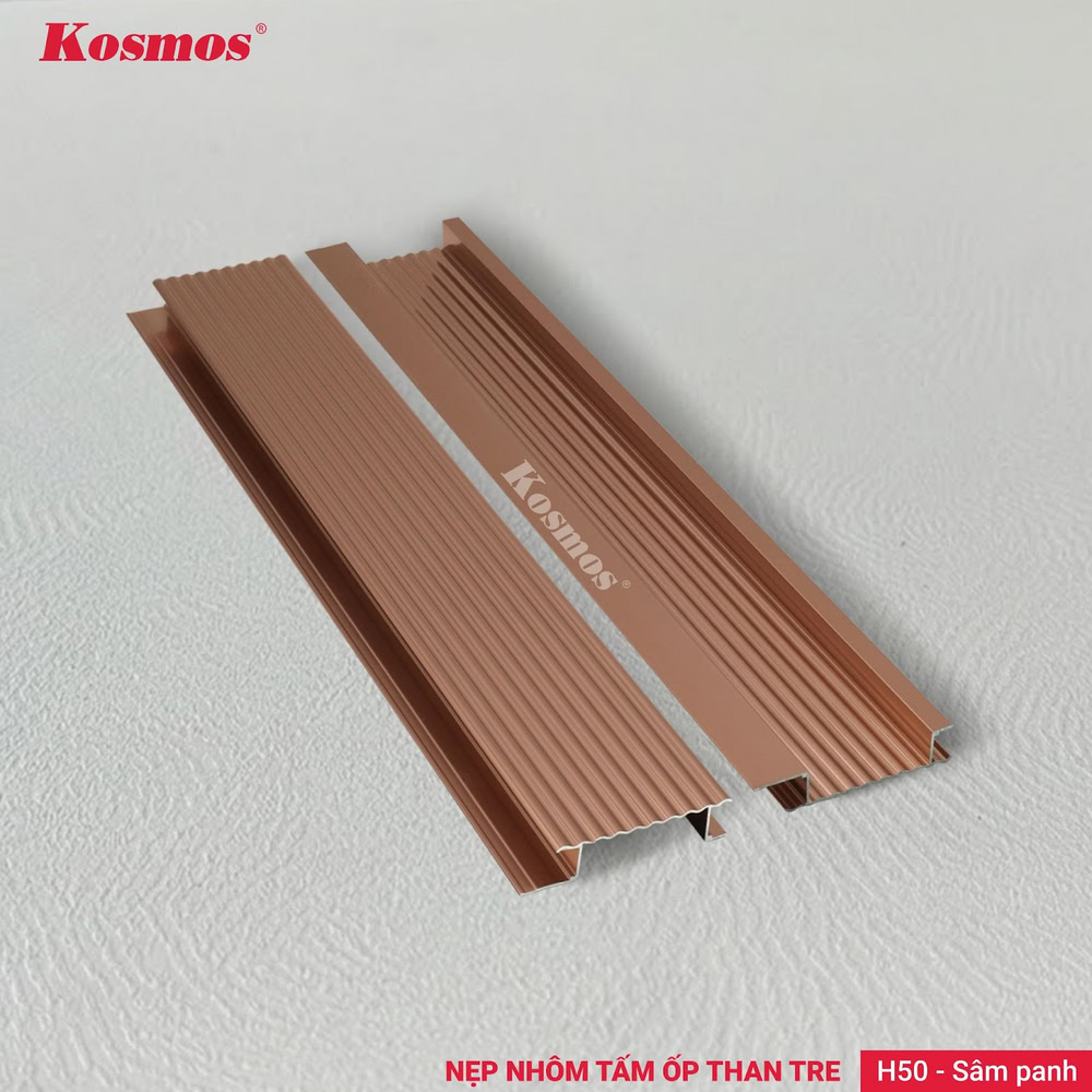 H50-SP là nẹp nối có nhiều rãnh màu sâm panh, tạo điểm nhấn trên bề mặt tấm ốp than tre 8mm H50-SP là nẹp nối có nhiều rãnh màu sâm panh, tạo điểm nhấn trên bề mặt tấm ốp than tre 8mm