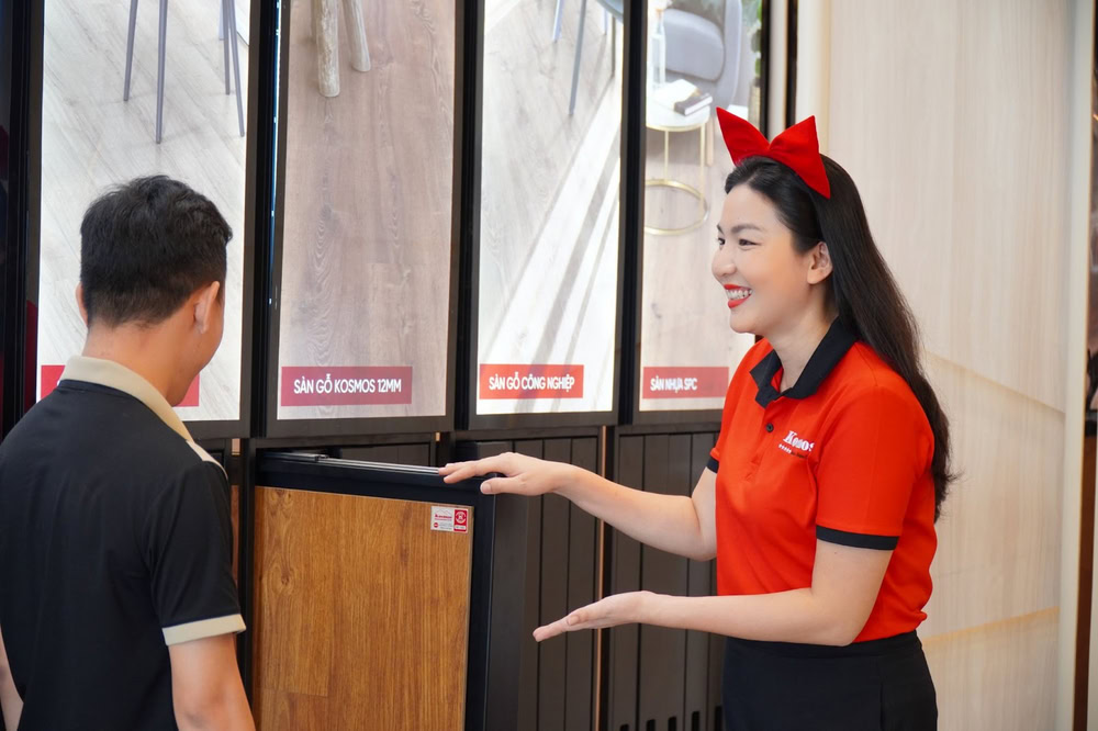 Nhân viên Kosmos tư vấn chọn sàn gỗ cho Khách Hàng