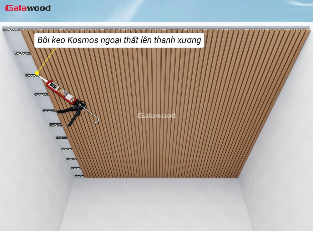 Quá trình bôi keo lên thanh xương trước khi lắp tấm ốp lam 4 sóng diễn ra liên tục