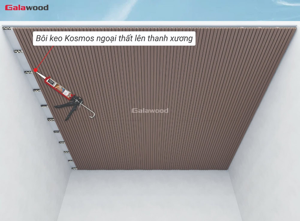 Quá trình bôi keo lên thanh xương trước khi lắp tấm ốp lam 5 sóng diễn ra liên tục