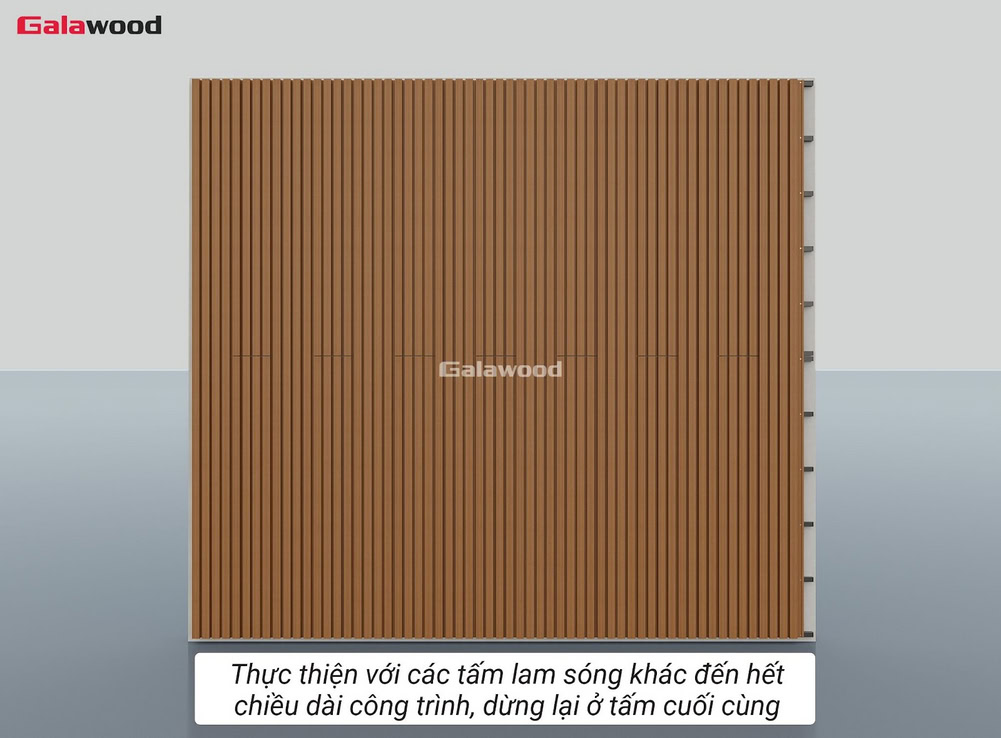 Thực hiện thao tác lắp lam sóng nhựa ASA G-4S219X25 nằm dọc đến hết tường