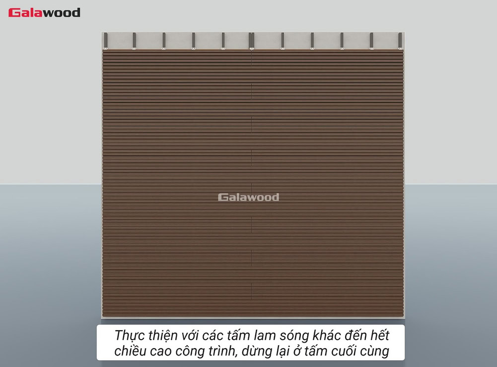 Thực hiện thao tác lắp tấm ốp lam 5 sóng nhựa ASA nằm ngang đến hết tường