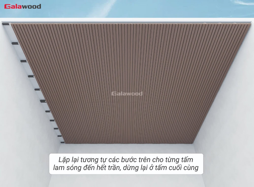 Thực hiện thao tác lắp tấm ốp lam sóng nhựa ASA đến hết trần