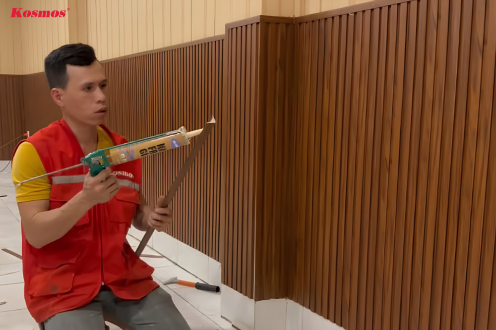 3. Thoa keo dán lên mặt sau nẹp và ốp lên bề mặt cạnh