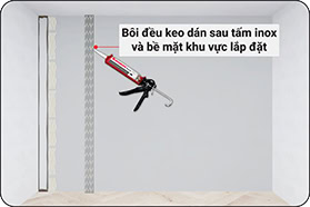Bôi đều keo dán sau tấm inox và bề mặt khu vực lắp đặt
