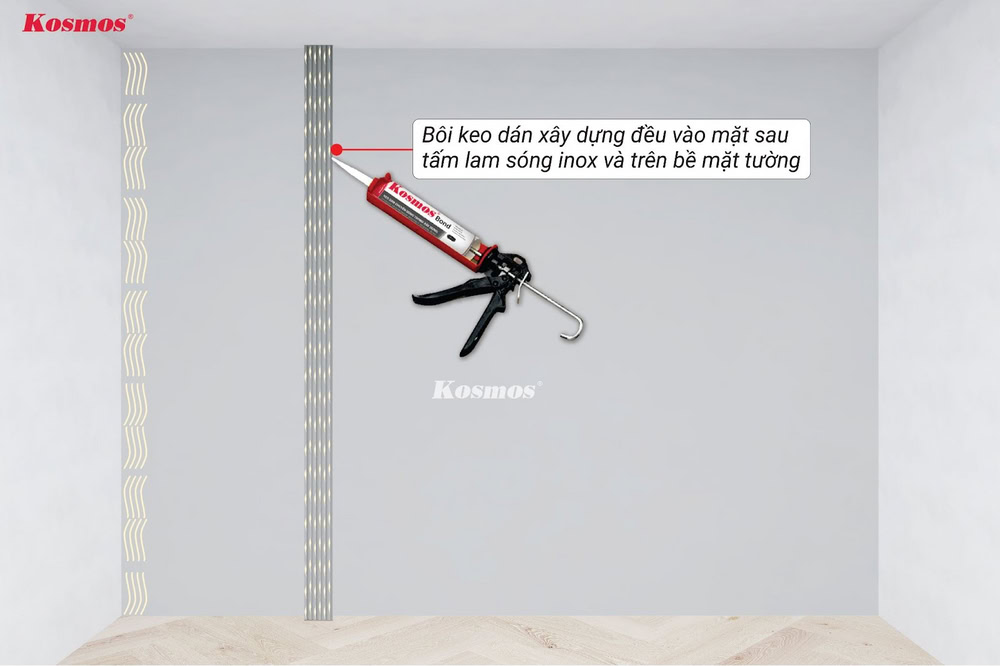 Bôi đều keo dán xây dựng lên mặt sau tấm inox và trên bề mặt tường