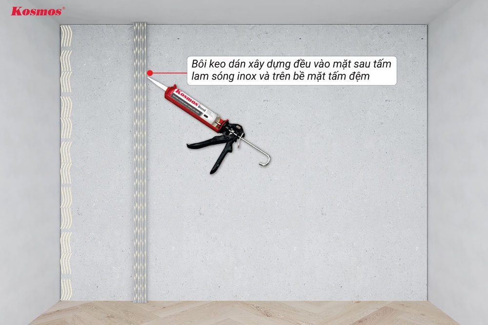 Bôi đều keo dán xây dựng lên mặt sau tấm inox và trên tấm đệm