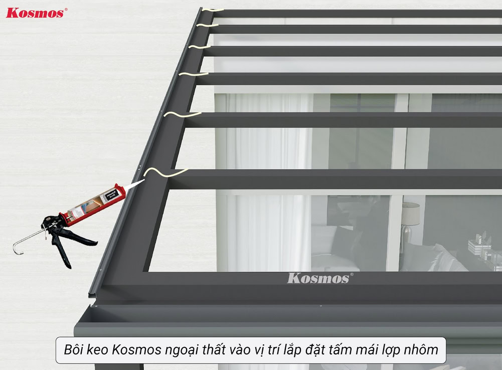 Bôi keo lên khung xương lắp đặt tấm mái lợp nhôm