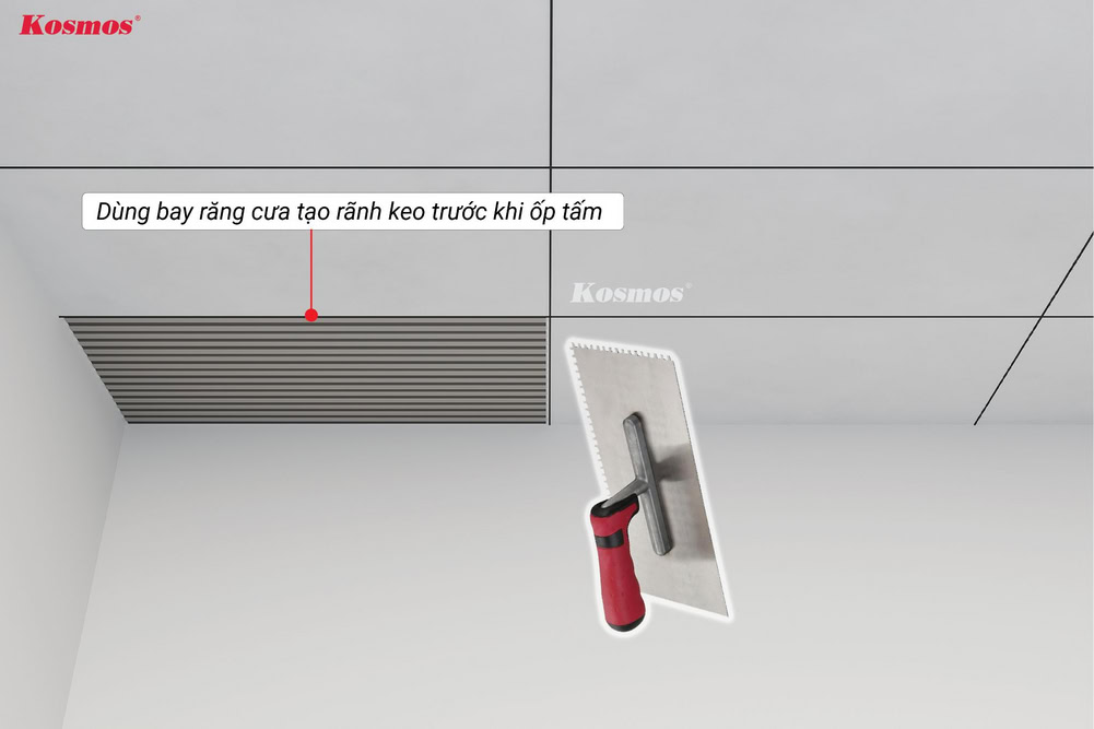 Dàn đều keo dán gạch bằng bay răng cưa trước khi ốp tấm