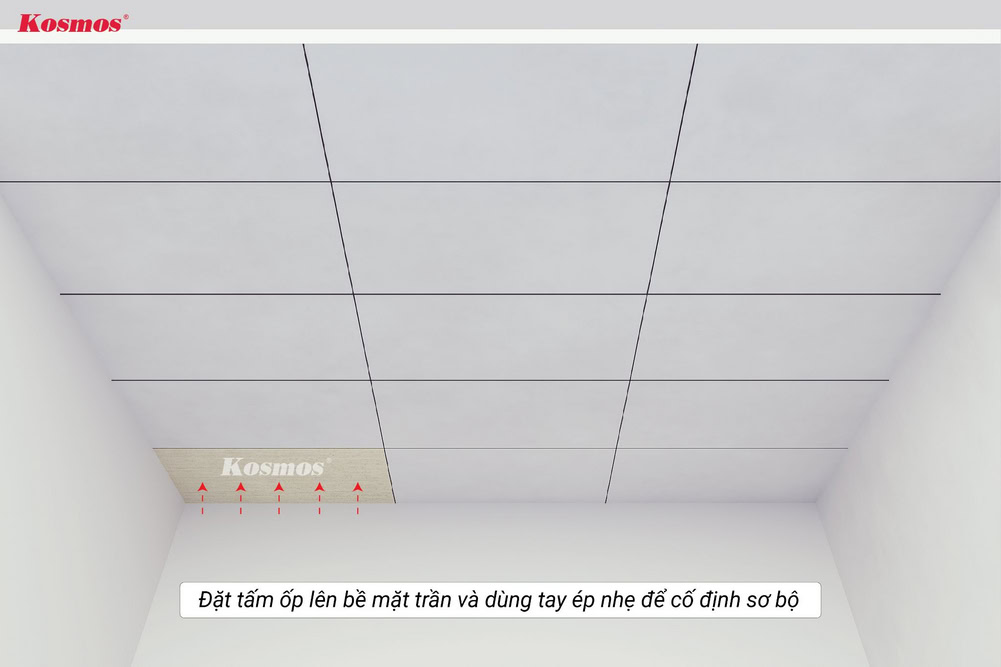 Đặt tấm ốp lên bề mặt trần và dùng tay ép nhẹ để cố định sơ bộ
