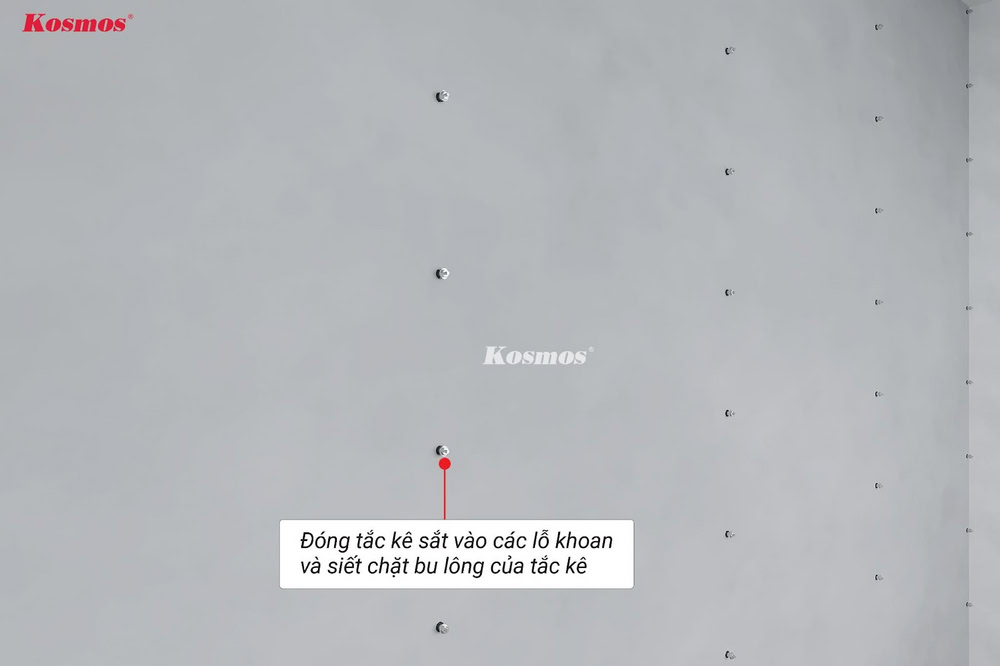 Đóng tắc kê sắt vào lỗ khoan và siết chặt bu lông của tắc kê
