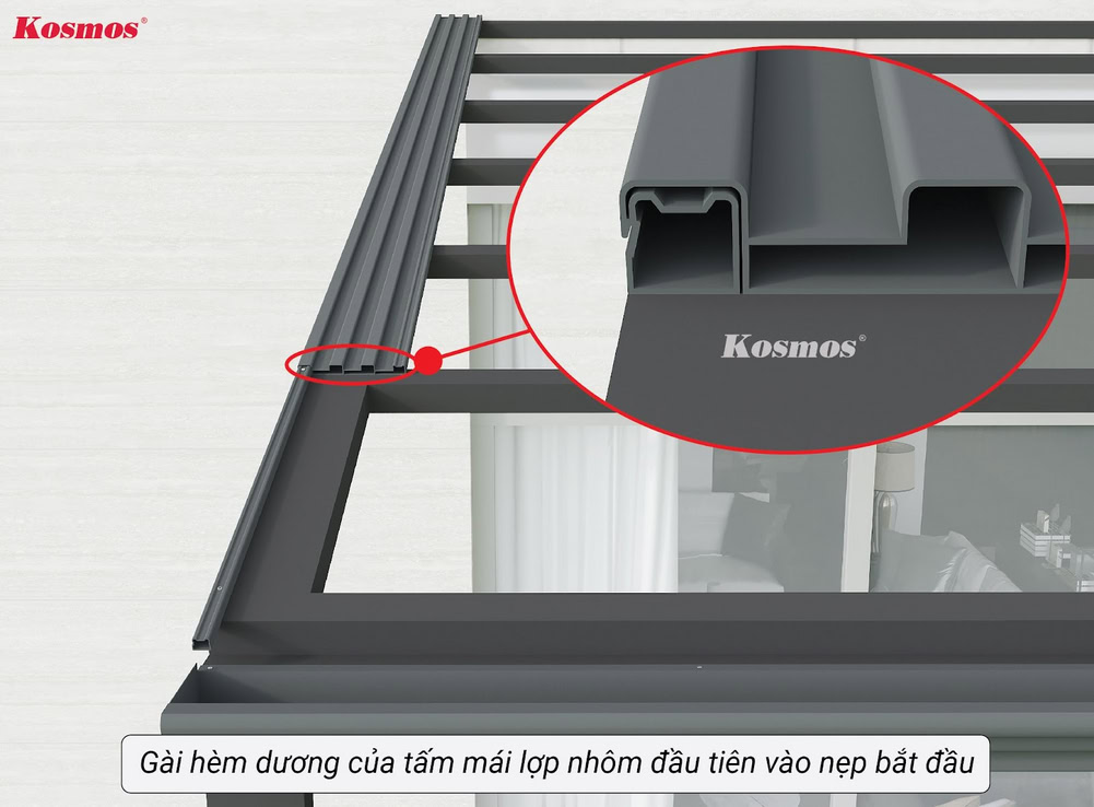 Gài hèm dương của tấm mái lợp nhôm vào nẹp bắt đầu
