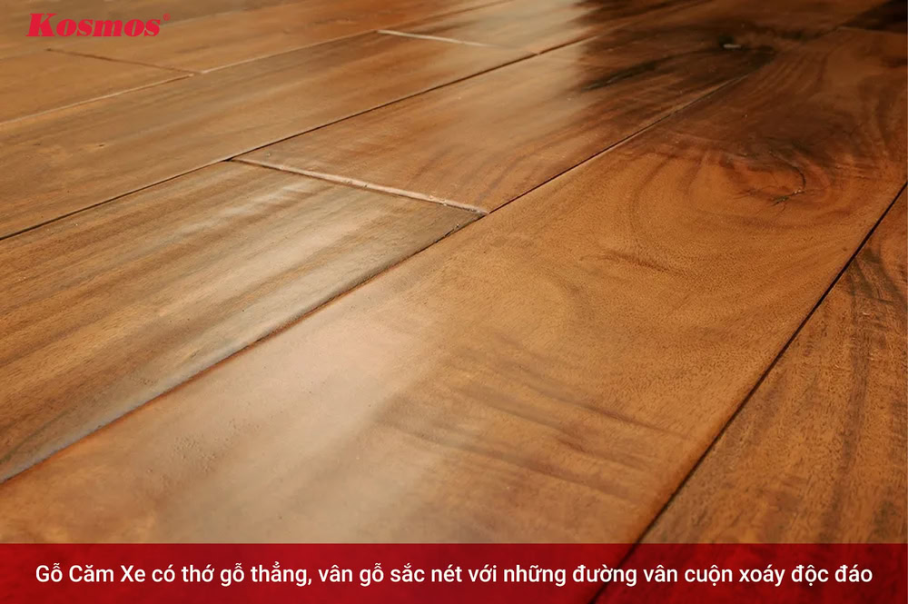 Gỗ Căm Xe có thớ gỗ thẳng, vân gỗ sắc nét với những đường vân cuộn xoáy độc đáo