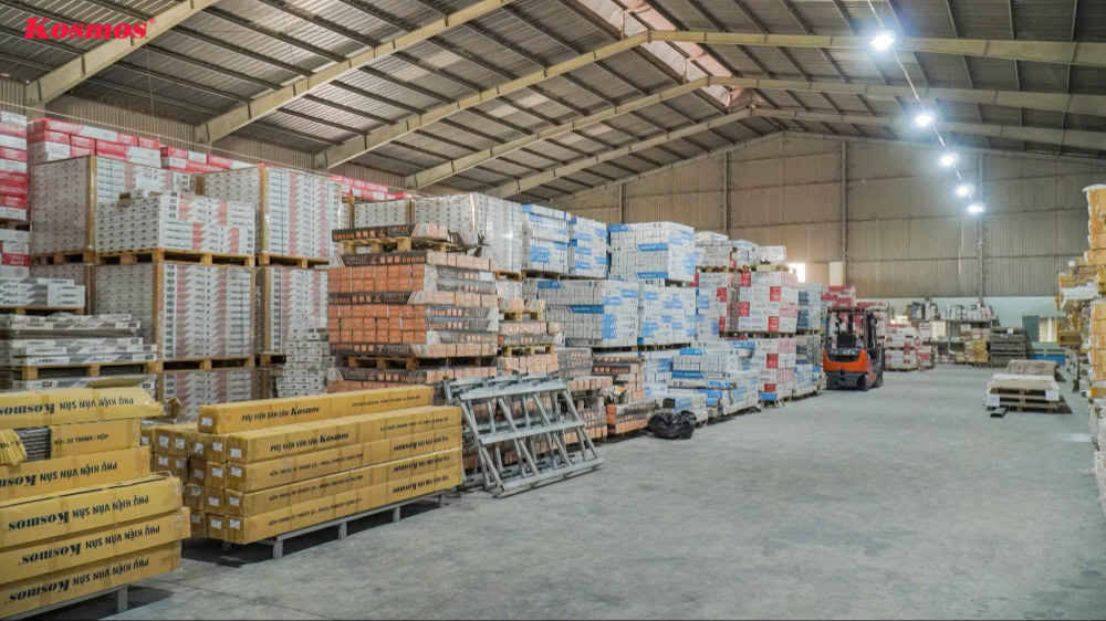 Hệ thống kho chứa vật tư rộng thoáng của Kosmos