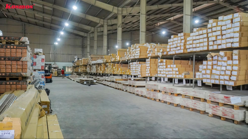 Không gian kho chứa vật liệu diện tích rộng rãi của Kosmos