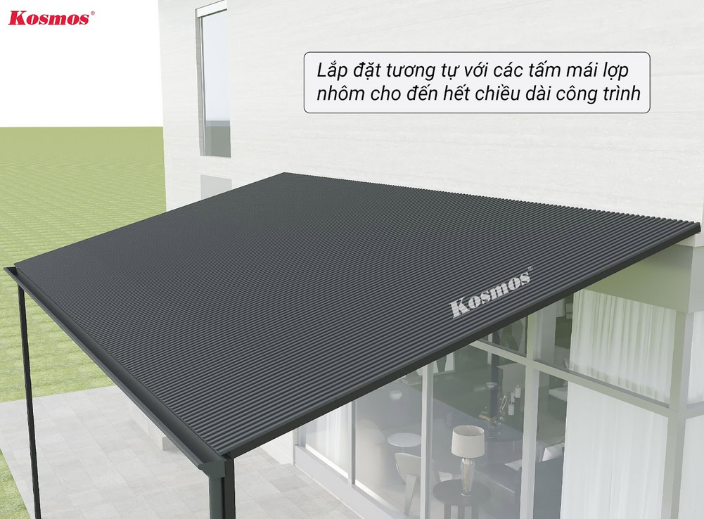 Lắp đặt các tấm mái lợp nhôm cách nhiệt còn lại đến hết chiều dài công trình