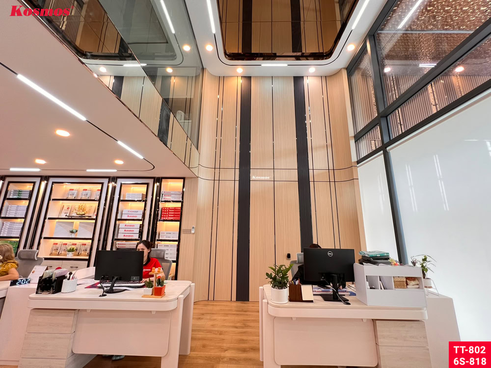Mảng vách thông tầng ứng dụng nẹp trang trí Kosmos để tạo điểm nhấn thẩm mỹ