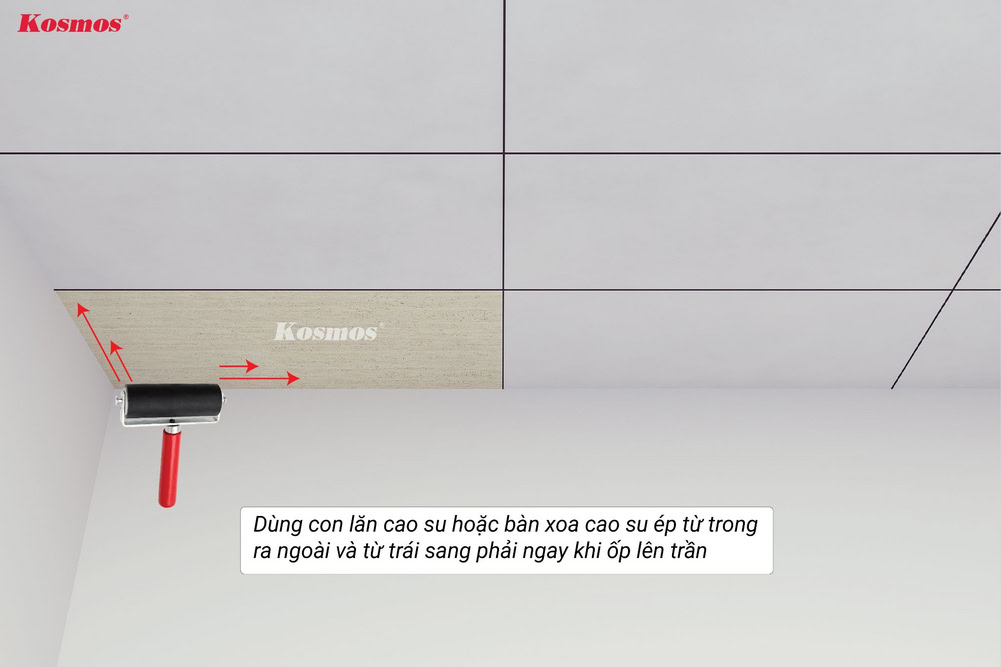 Ngay lập tức dùng con lăn cao su hoặc bàn xoa cao su ép từ trên xuống dưới và trái sang phải