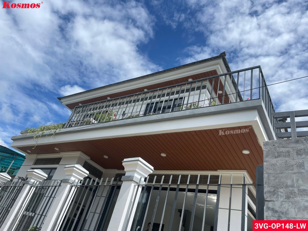 Ốp mái hiên nhà bằng tấm ốp gỗ nhựa Kosmos được thi công bởi Đại lý Huy Phát