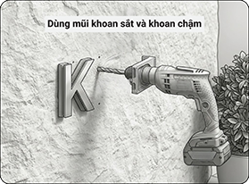 voi-be-mat-gan-chu-bien-hieu-khi-khoan-lo-bat-chan-chu-len-be-mat-tam-dung-mui-khoan-sat-va-khoan-cham-de-tranh-lam-rach-lop-da-deo