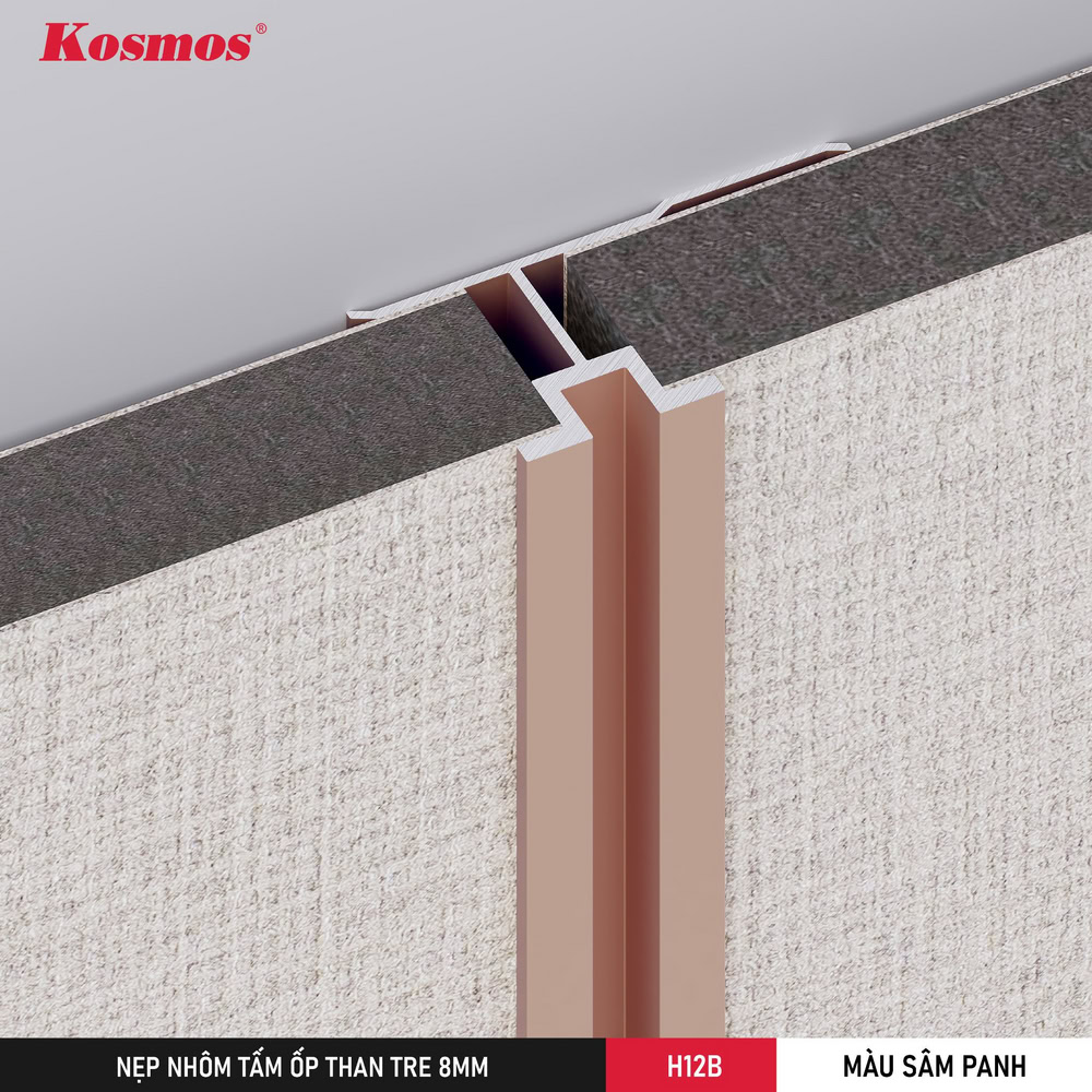 Imagen que muestra la instalación del remate H12B de color champán sobre un panel de revestimiento de bambú color carbón.