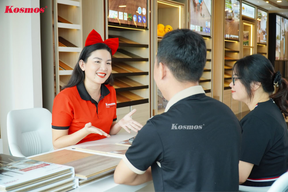 MC Kim Hoa giới thiệu sàn gỗ cho Khách hàng tại văn phòng Kosmos