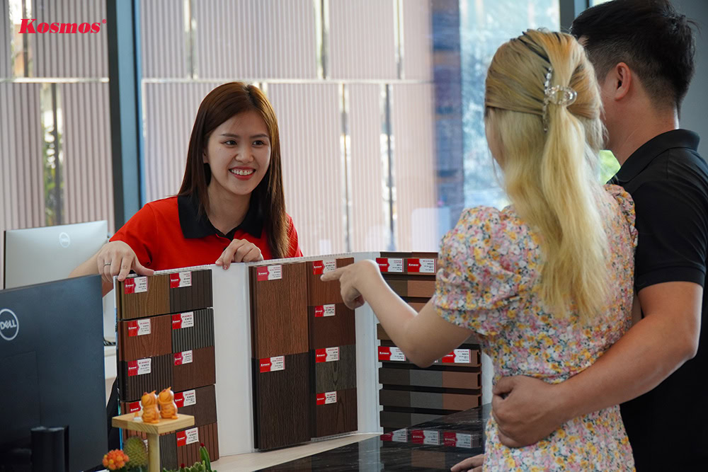 Nhân viên tổng kho Kosmos đang tư vấn vật liệu cho Khách