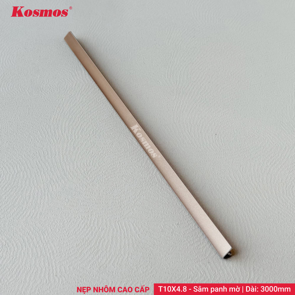 La T10X4.8-SPM es una moldura de aluminio en forma de T de primera calidad, de 10x4,8 mm, con un acabado mate color champán, fabricada por Kosmos.
