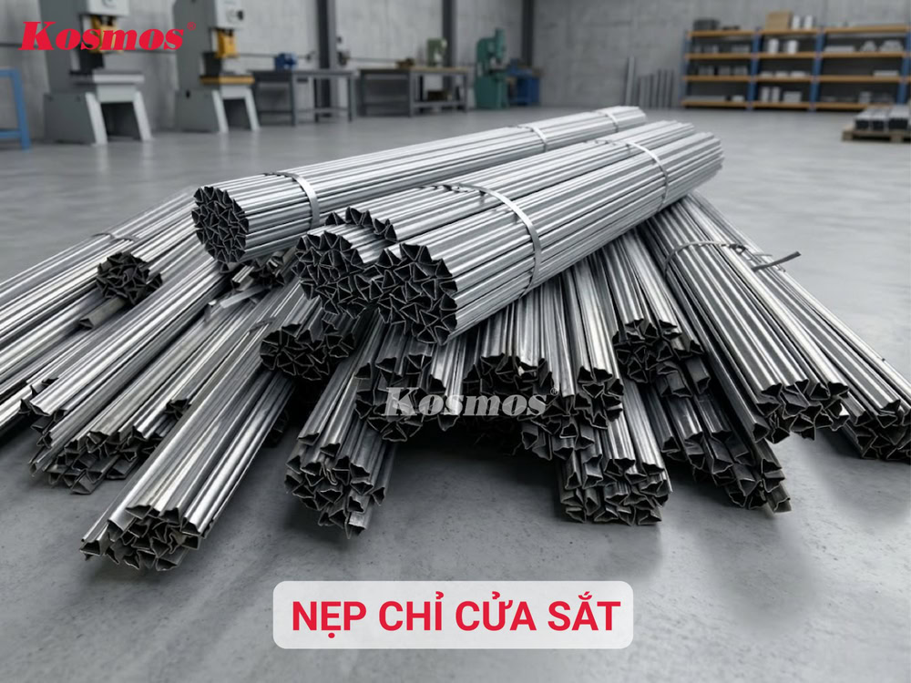 Chỉ nẹp sắt là phụ kiện làm từ sắt mạ kẽm dạng thanh, trang trí hệ cửa sắt