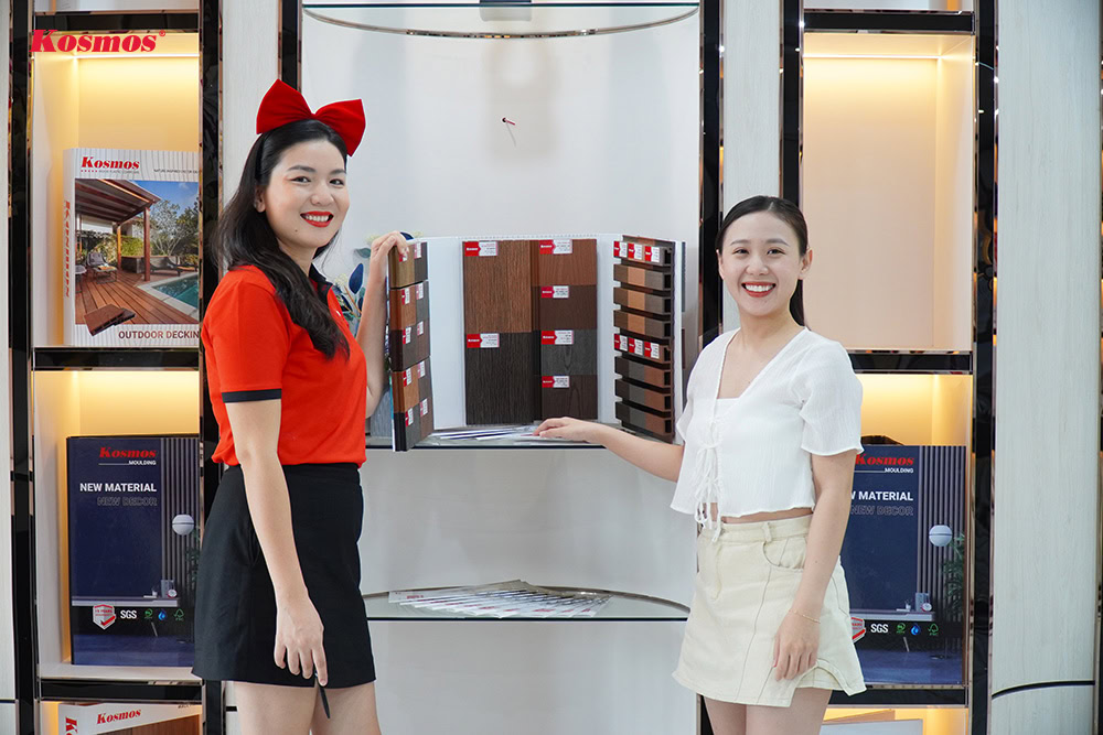 MC Kim Hoa của Kosmos hỗ trợ tư vấn khách hàng tìm hiểu về gỗ nhựa MC Kim Hoa của Kosmos hỗ trợ tư vấn khách hàng tìm hiểu về gỗ nhựa