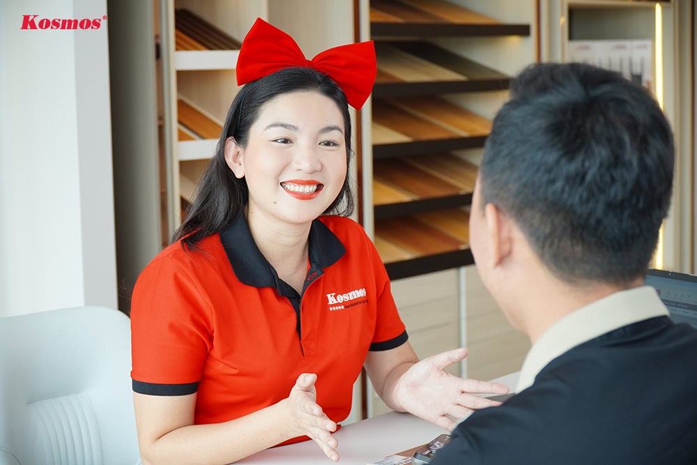 Nhân viên Kosmos hỗ trợ tư vấn vật liệu trang trí