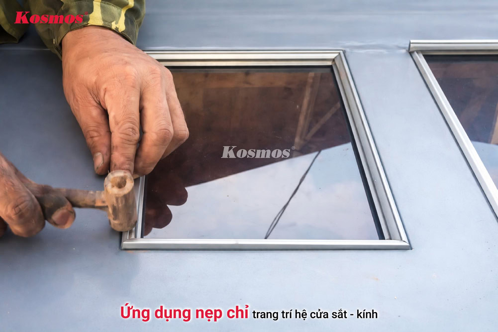 Ứng dụng trang trí hệ cửa sắt - kính thực tế bằng nẹp chỉ