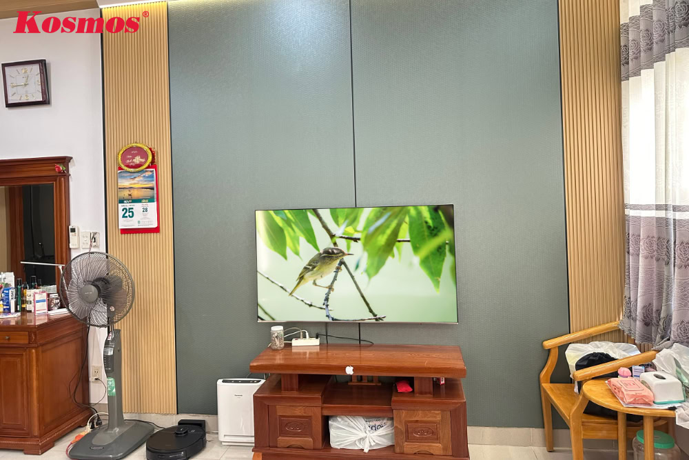 Công trình tấm than tre màu xanh ốp vách tivi do Đại lý Kosmos thi công