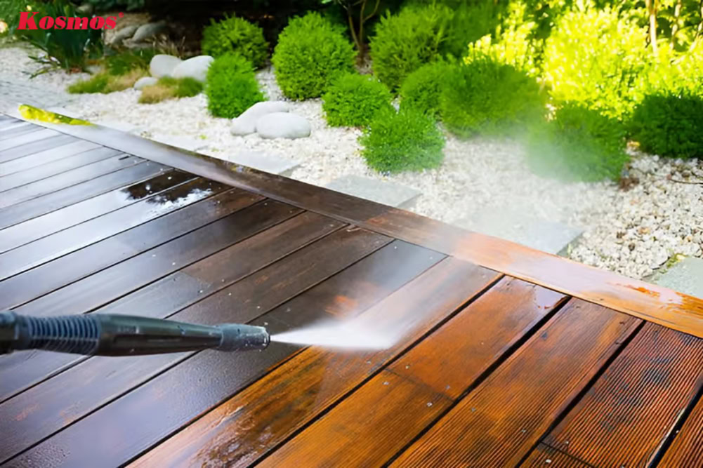 Dùng vòi xịt vệ sinh sàn gỗ nhựa