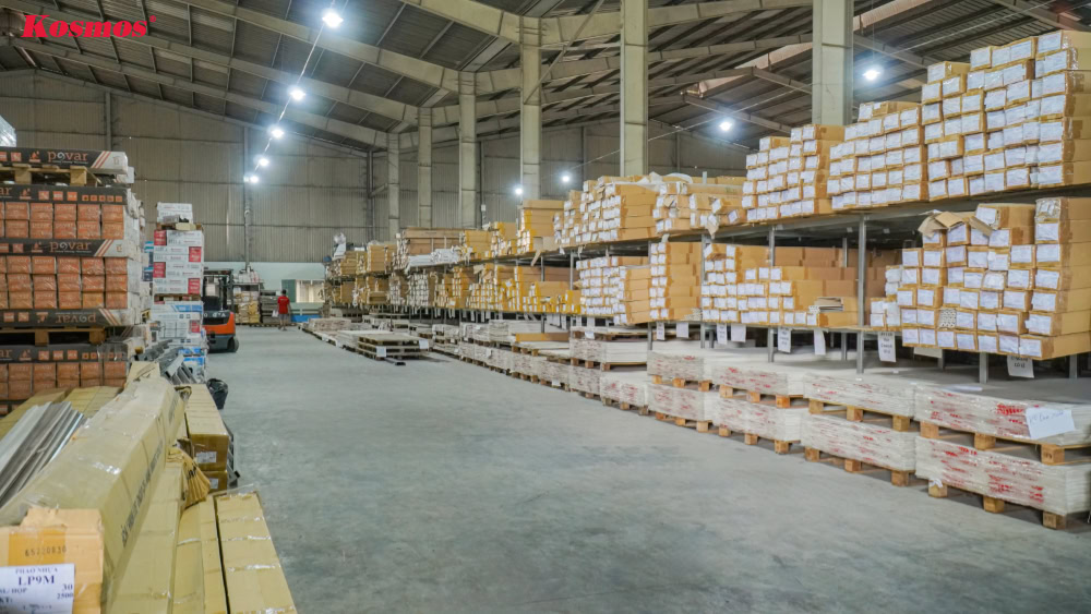 Không gian kho vật tư rộng rãi, nguồn hàng ổn định của Kosmos Việt Nam