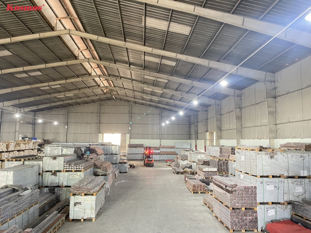 Kosmos có hệ thống kho vật tư với tổng diện tích >10.000m², duy trì nguồn hàng ổn định Kosmos có hệ thống kho vật tư với tổng diện tích >10.000m², duy trì nguồn hàng ổn định