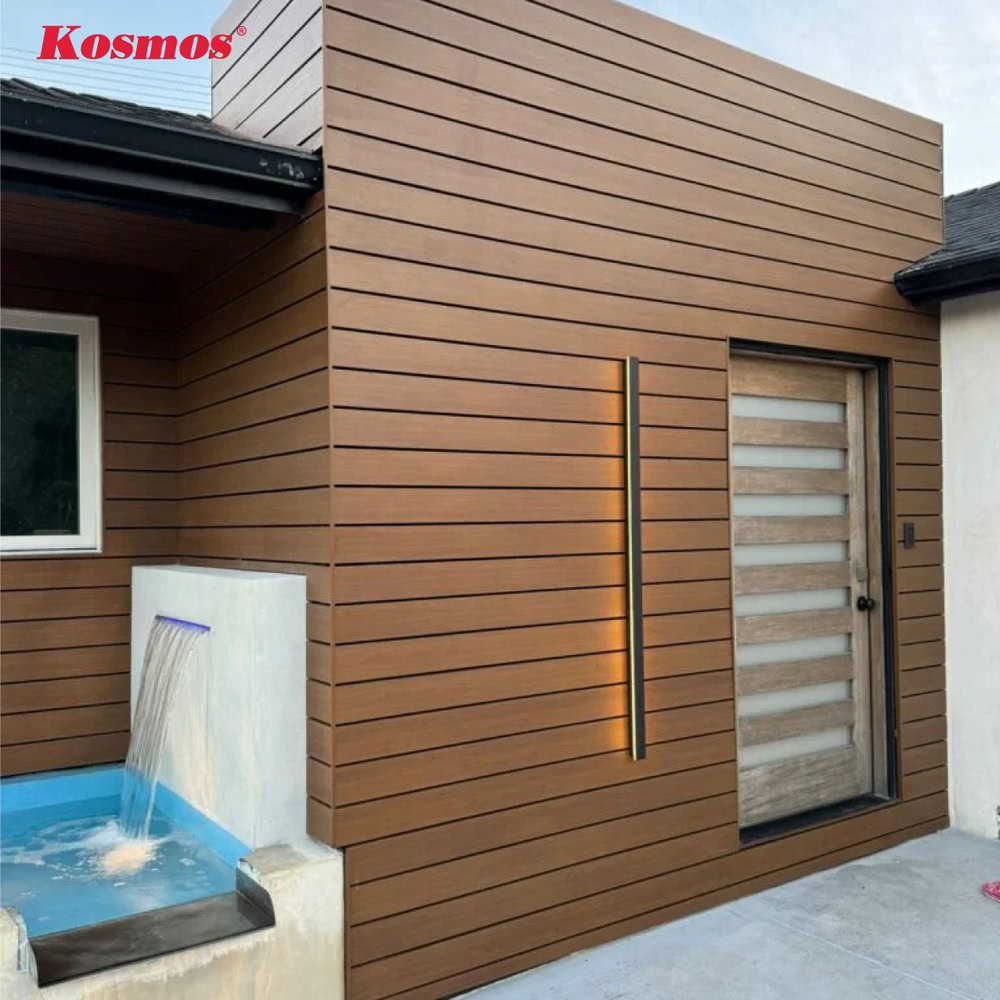 Mặt tiền ốp nhôm vân gỗ nâu nhẹ, kết hợp hài hòa với tiểu cảnh hồ nước nhỏ