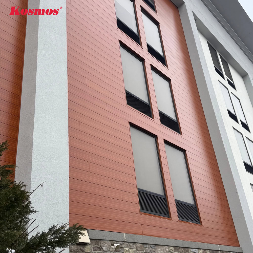 Nhà cao tầng hiện đại nổi bật với mảng tường ốp nhôm vân gỗ màu vàng cam