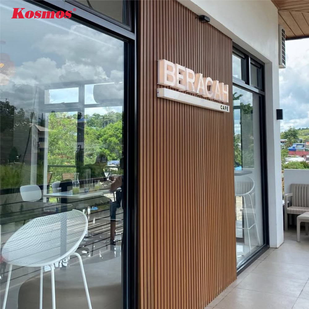 Quán cafe ấm cúng có mặt tiền được ốp lam sóng nhôm vân gỗ màu nâu đậm ấn tượng
